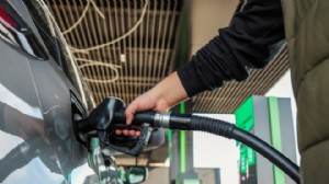 Benzin ve motorine zam pompaya yansıdı