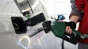 Benzine cumartesi gününden itibaren zam geliyor!