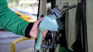 Benzine indirim geliyor: İzmir'de yeni fiyat belli oldu