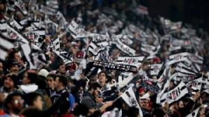 Beşiktaş taraftarından protesto açıklaması!