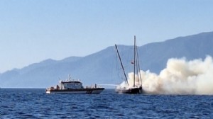 Bodrum'da yangın çıkan tekne sulara gömüldü