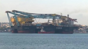 Boğaz kapatıldı: Dev vinç gemisi geçiyor