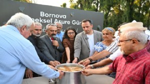 Bornova'da aşurenin bereketi paylaşıldı