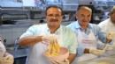 Bornovalı muhtarlardan mesaiye ‘Makarna’ molası