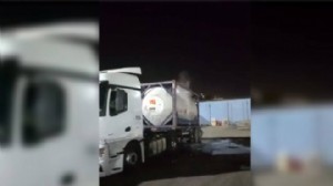 Boya fabrikasındaki kimyasal yüklü tankerde sızıntı