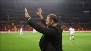 Buruk onayladı: Galatasaray orta sahasına kavuşuyor!