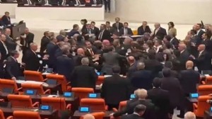 Bütçe kabul edildi: CHP ve AK Parti vekilleri birbirine girdi