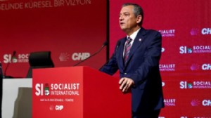 CHP lideri Özel, Sosyalist Enternasyonal'de konuştu