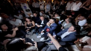 CHP'lilerden Vatan Emniyet'te önünde oturma eylemi