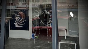 CHP'nin ilçe başkanlığına taşlı saldırı!