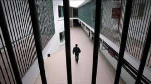 Cezaevinde 4 yaşındaki kızını duvara fırlattı!