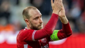 Christian Eriksen maçta yere yığıldı!