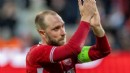 Christian Eriksen maçta yere yığıldı!