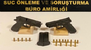 Çöpler arasında 2 tabanca bulundu: 8 gözaltı