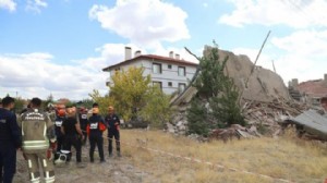 Deprem riski nedeniyle boşaltılan bina yerle bir oldu