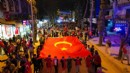 Dikili kırmızı beyaza büründü