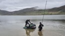 El frenini çekmeyi unuttu, araç gölete düştü!