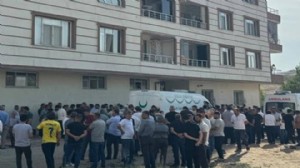 Eşini ve çocuklarını bıçaklayıp kendini astı