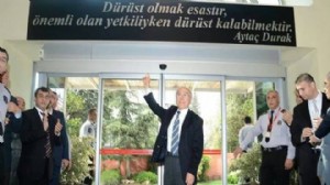 Eski belediye başkanı uçakta kalp krizi geçirdi!