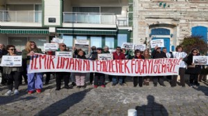 Foça'da insan zinciriyle 'çamur' protestosu
