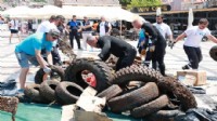 Foça sahilinde temizlik: Ne ararsan var!