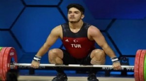 Furkan Özbek, rekor kırarak dünya şampiyonu oldu