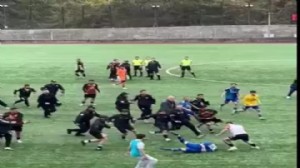 Futbol sahası ringe döndü, karşılaşma tatil edildi!