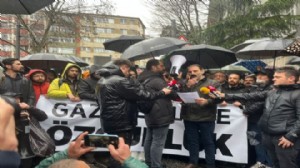Gazetecilerden barikat arasında basın açıklaması