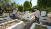 Gaziemir'in mezarlık ve camilerinde bayram temizliği