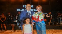 Gaziemir’de 30 Ağustos kutlamasında Işın Karaca rüzgarı