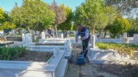 Gaziemir’in mezarlıklarında bayram temizliği