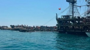 Gezi teknesi su aldı... Onlarca yolcu tahliye edildi