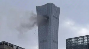 Gökdelene uçak çarptı: Bölge tahliye edildi!