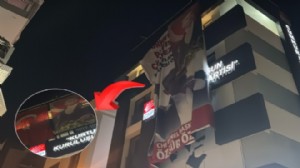 Gümrükçü binaya girdi, posterler indirildi!
