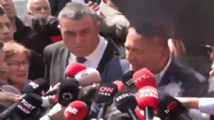 Gürsel Tekin'in kafasına su şişesi atıldı!
