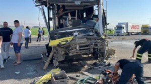 Halk otobüsü ile tır çarpıştı: Ölü ve yaralılar var!