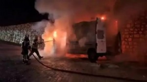 Hasta nakil aracı alev aldı: Yatalak hasta kurtarıldı