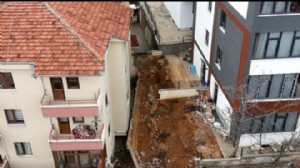 İstinat duvarı çöktü, 4 apartman tahliye edildi