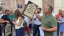 İzmir Büyükşehir önünde mezar taşları!