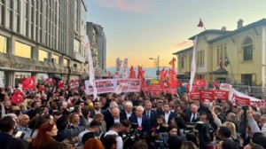 İzmir'de Cemil Tugay protestosu... YENİ Partili Güç: İzmir seni azletti!