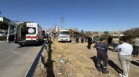 İzmir'de çaya devrilen otomobildeki 1 kişi öldü, 2 kişi yaralandı