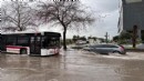 İzmir'de etkili sağanak: Yollar göle döndü!