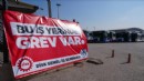 İzmir'de grev etkisi: Otobüs duraklarında yoğunluk!