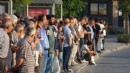 İzmir'de grev etkisi: Otobüs duraklarında yoğunluk!