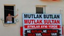 İzmir'de ilçe binası devri sırasında dikkat çeken pankart