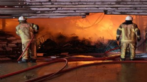 İzmir'de mobilya atölyesinde yangın paniği