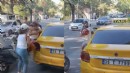 İzmir'de pes dedirten görüntüler: Kaskla vurdu, yumrukla karşılık aldı