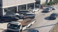 İzmir'de tırın çarptığı otomobil galeriye savruldu