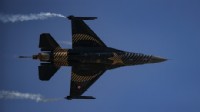 İzmir semalarında nefes kesen gösteri