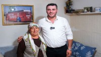 İzmirli Ayşe Teyze'ye otobüs sürprizi sonrası tablo jesti ve davet!